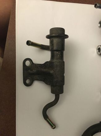 Primary fuel rail with some kind of damper. Not the normal one i see on s4 