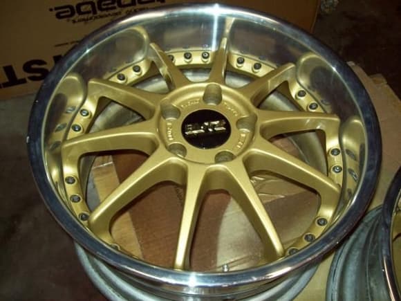 The final result..
The color is Star Gold Metalic with 3 coats of Clear with Gold Pearl added..
I think they turned out pretty good.
And will look sexy on the red FD