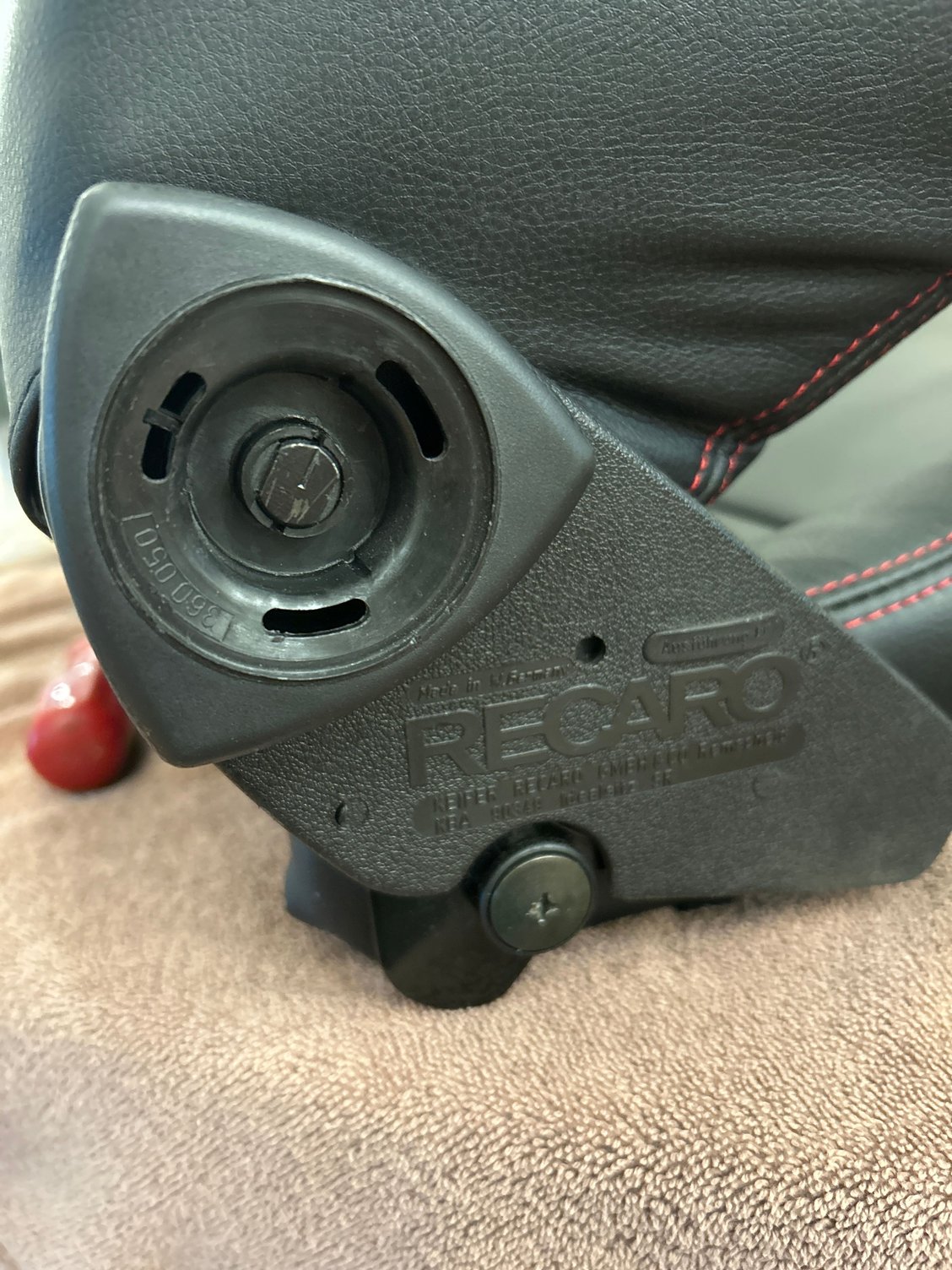 That video I watched was for a Scheelmann seat (even though the title is “Recaro speed recline delete”) the mech on this is different. Not looking good…