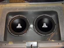 Painted trunkwell w/ 2 10's