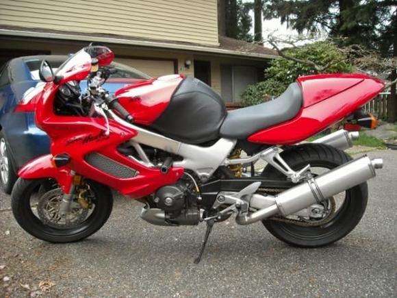 I like how the angle of the canisters is the same as the tail section on the bike.