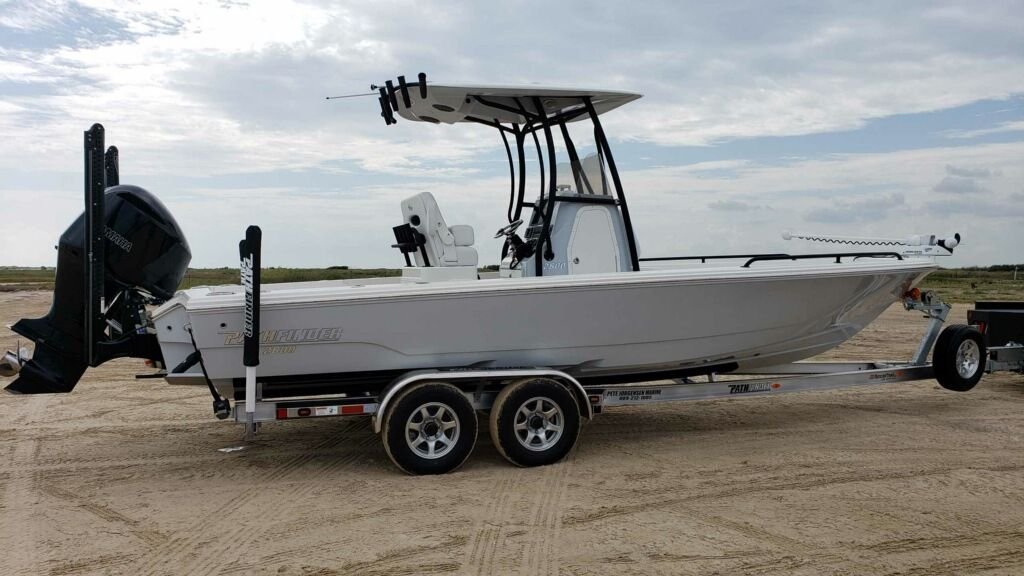 Fish hard and play easy on the Pathfinder 2600 TRS. #pathfinderboats  #anglerdriven #bayboat #family #fishing