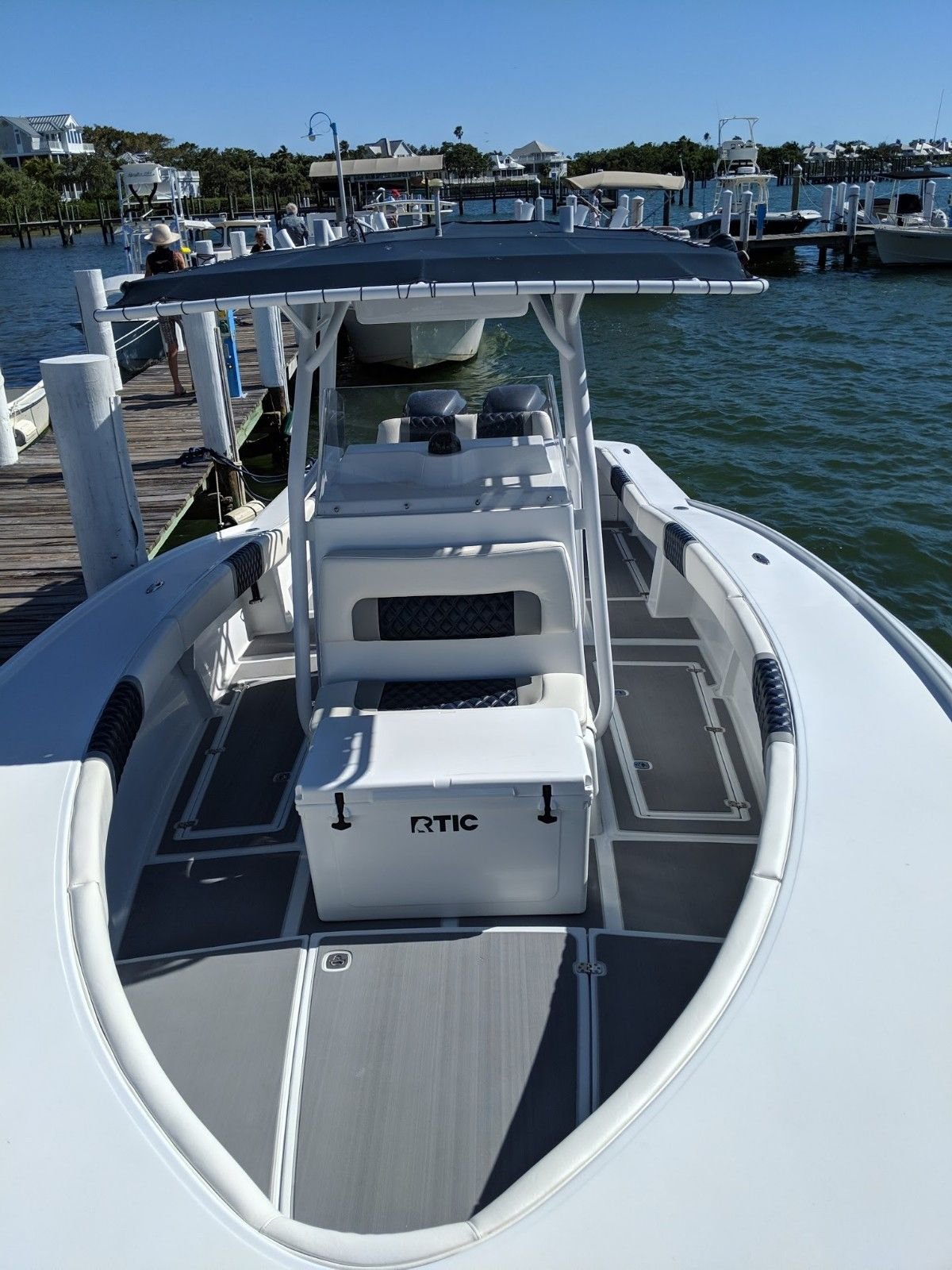 31' Rybo Runner Center Console (25K RESTORATION COMPLETED 2019) 94,900