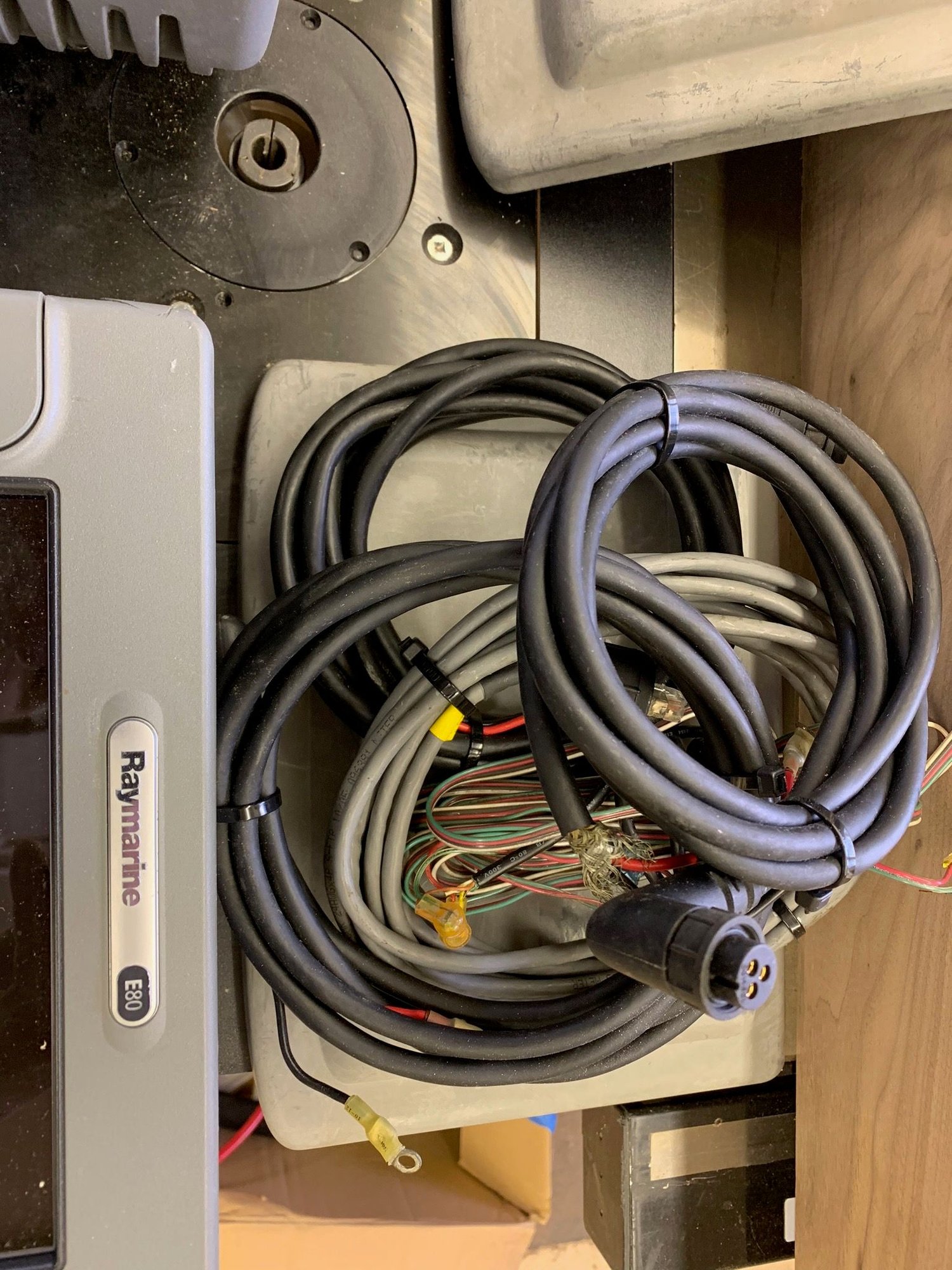 Raymarine E120, DSM300 raystar120 and a E80 that I do not know if it works for free! The Hull