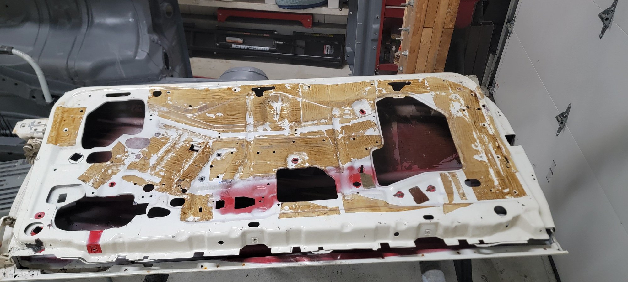 Door taken completly apart. Brown stuff is left over tack from the sound deadening I had on there. Only thing left to take off is the hige parts for the rebuild kits. 