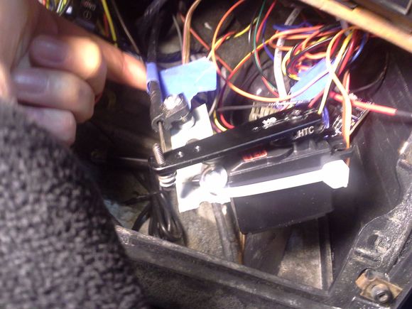 This shows the servo where it pushes and pulls the cable going to the blend door.  The circuit board is behind the sevo.