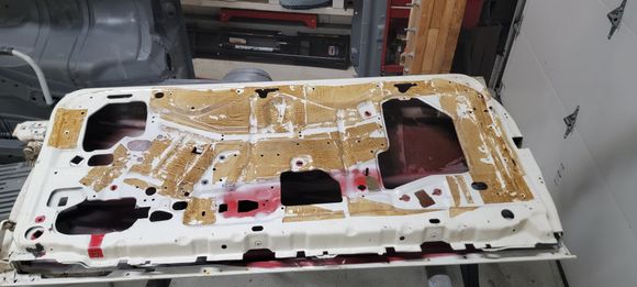 Door taken completly apart. Brown stuff is left over tack from the sound deadening I had on there. Only thing left to take off is the hige parts for the rebuild kits. 