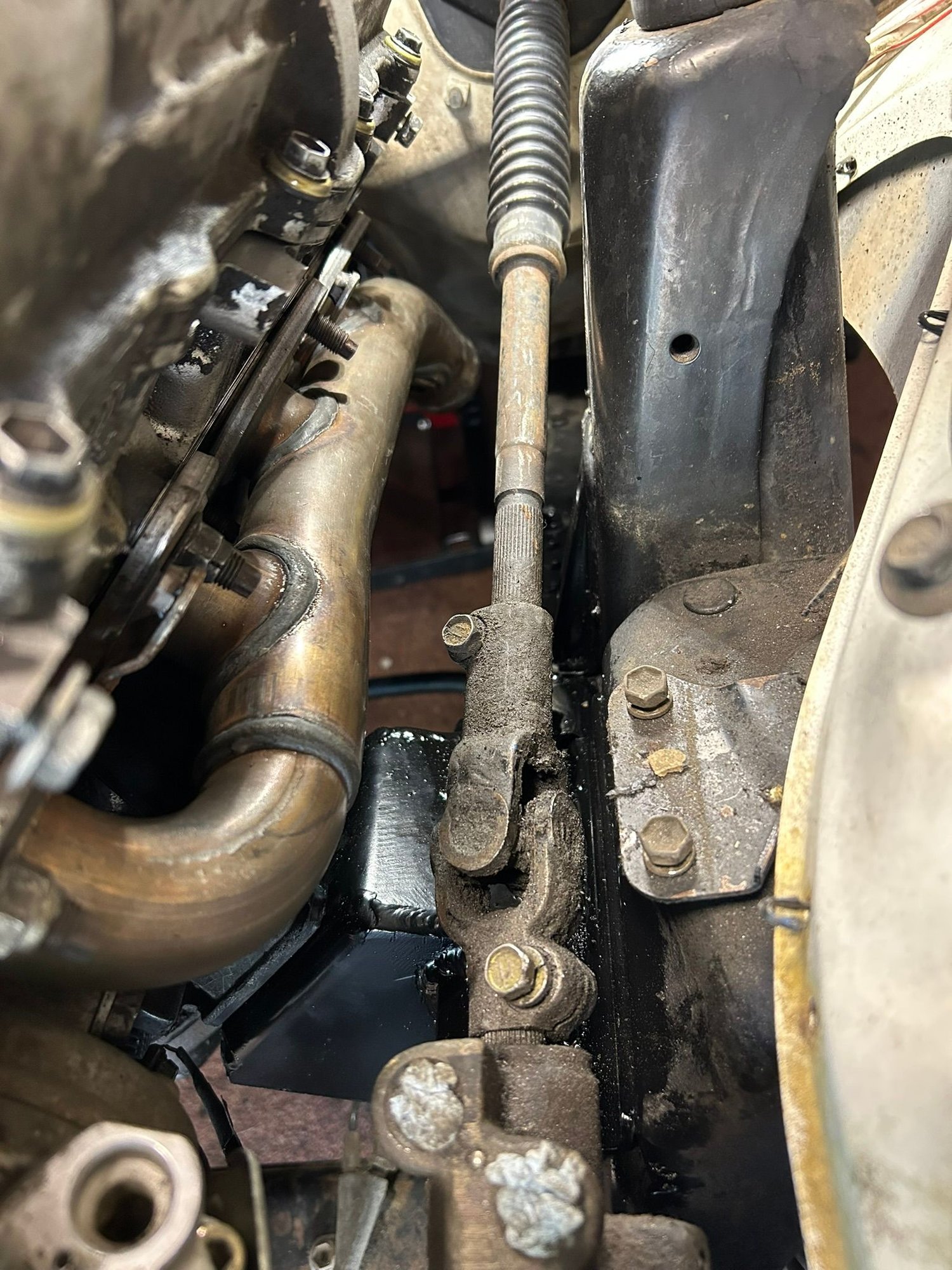 This shows the excellent clearance of the 2UZ manifolds. the 1UZ's were heavily pressing on the steering shaft without the engine even seated all the way.