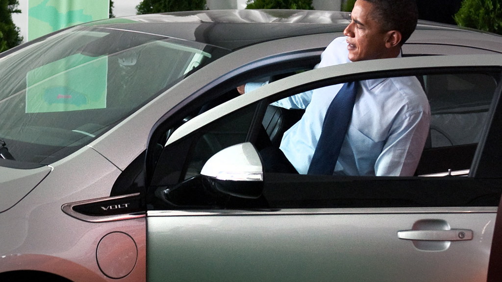 President Obama inspects the 2011 Chevrolet Volt 