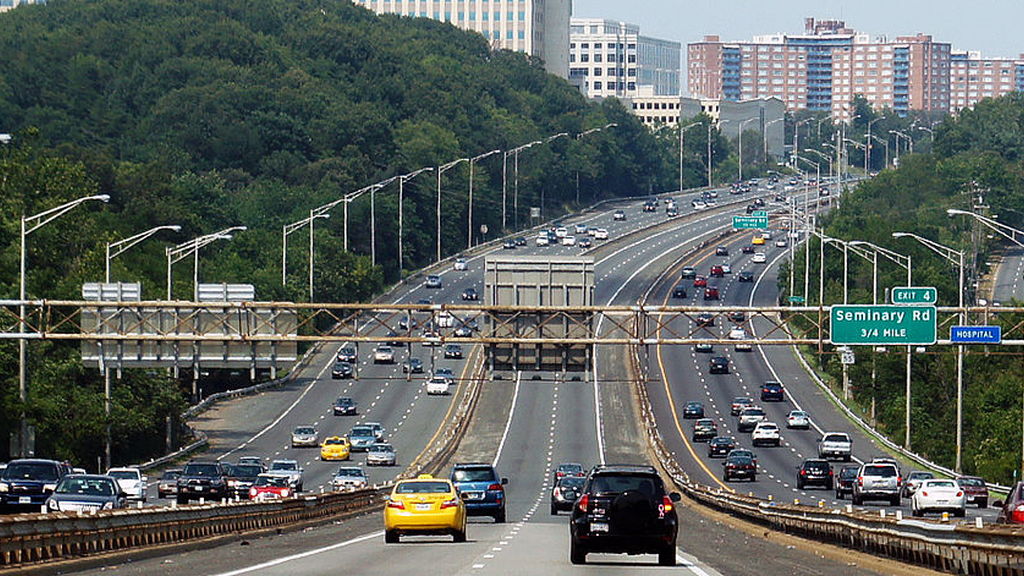 I-95/395 reversible HOV lanes, located in the middle of the freeway (pic by Mariordo at Wikimedia)