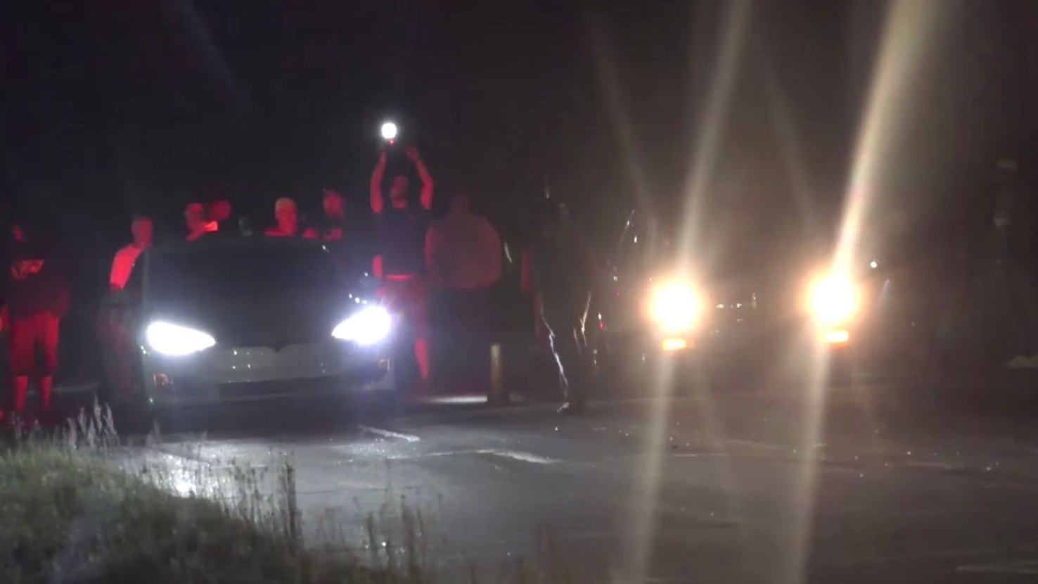 Tesla Model S P100D drag race