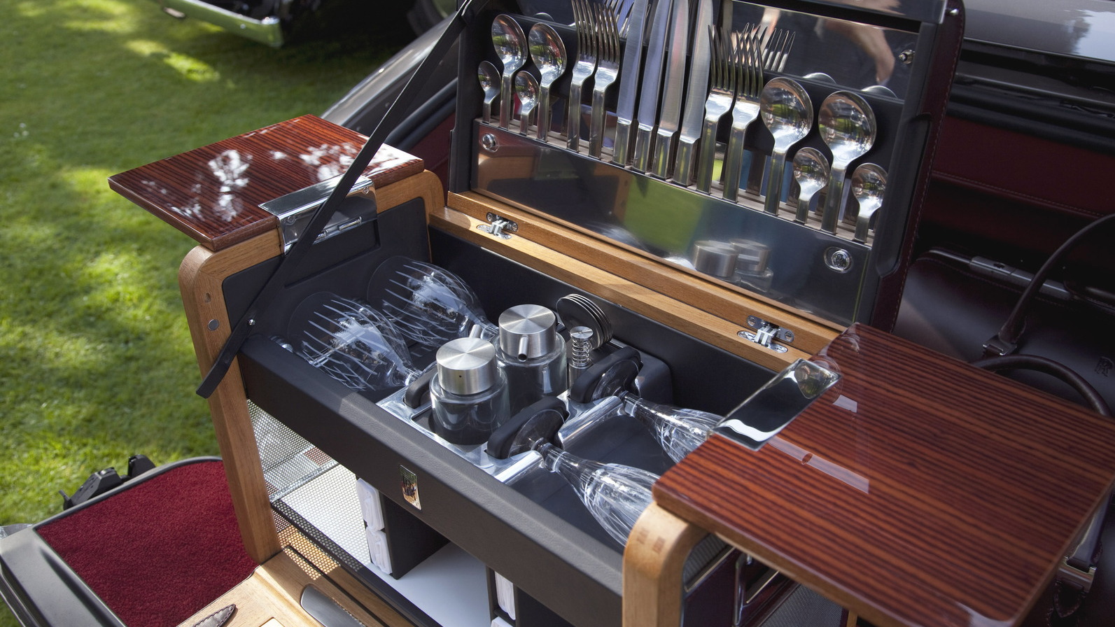 Rolls-Royce designs a bespoke picnic set for the Phantom