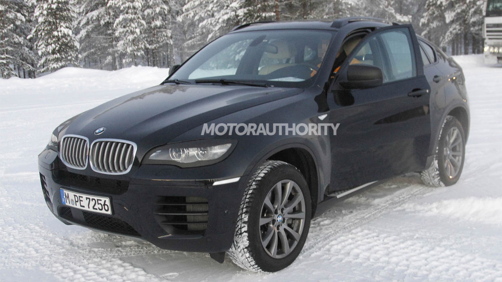 2013 BMW X6 facelift spy shots