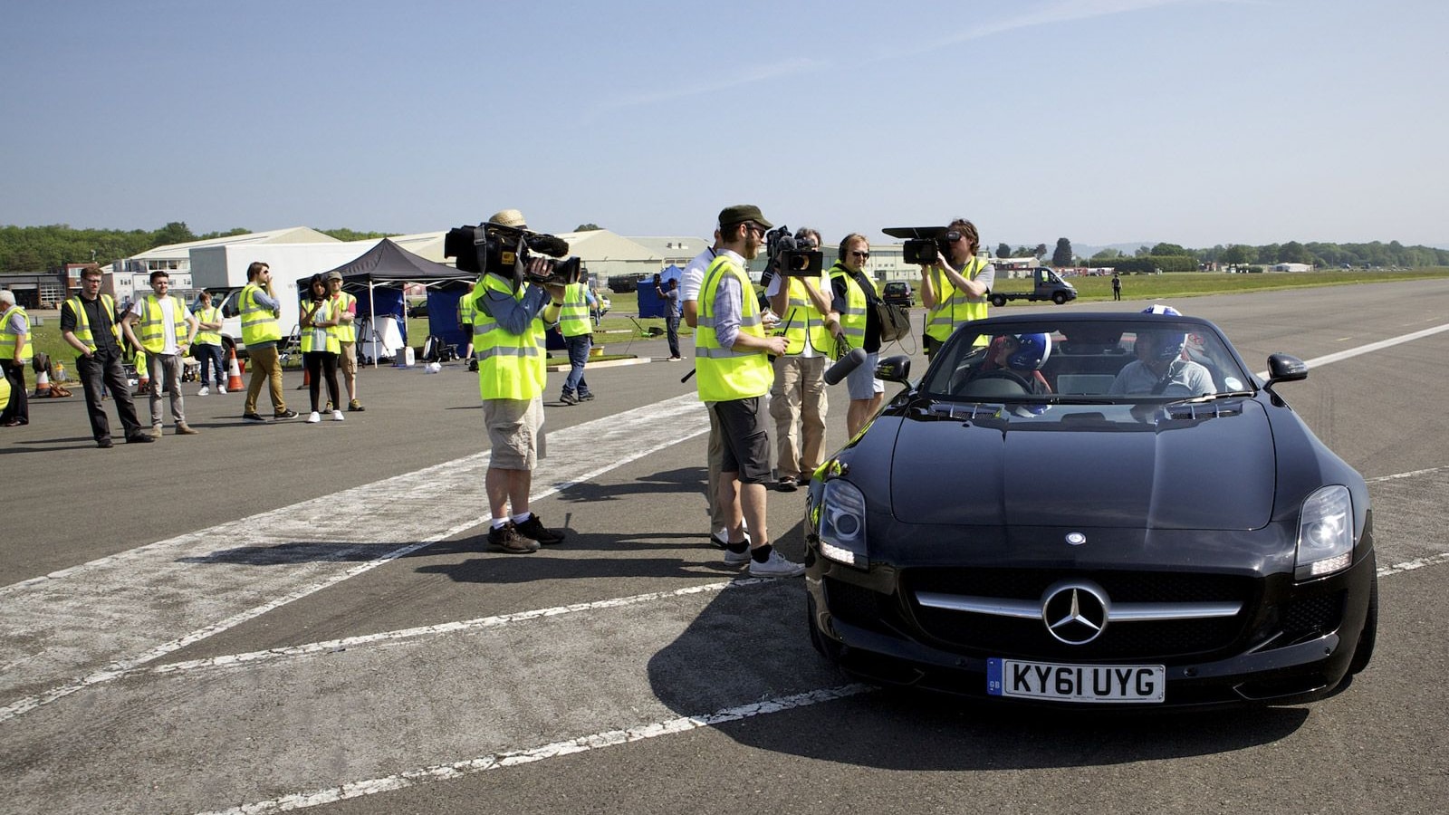 Former F1 ace David Coulthard and Golfer Jake Shepherd in SLS AMG world record attempt