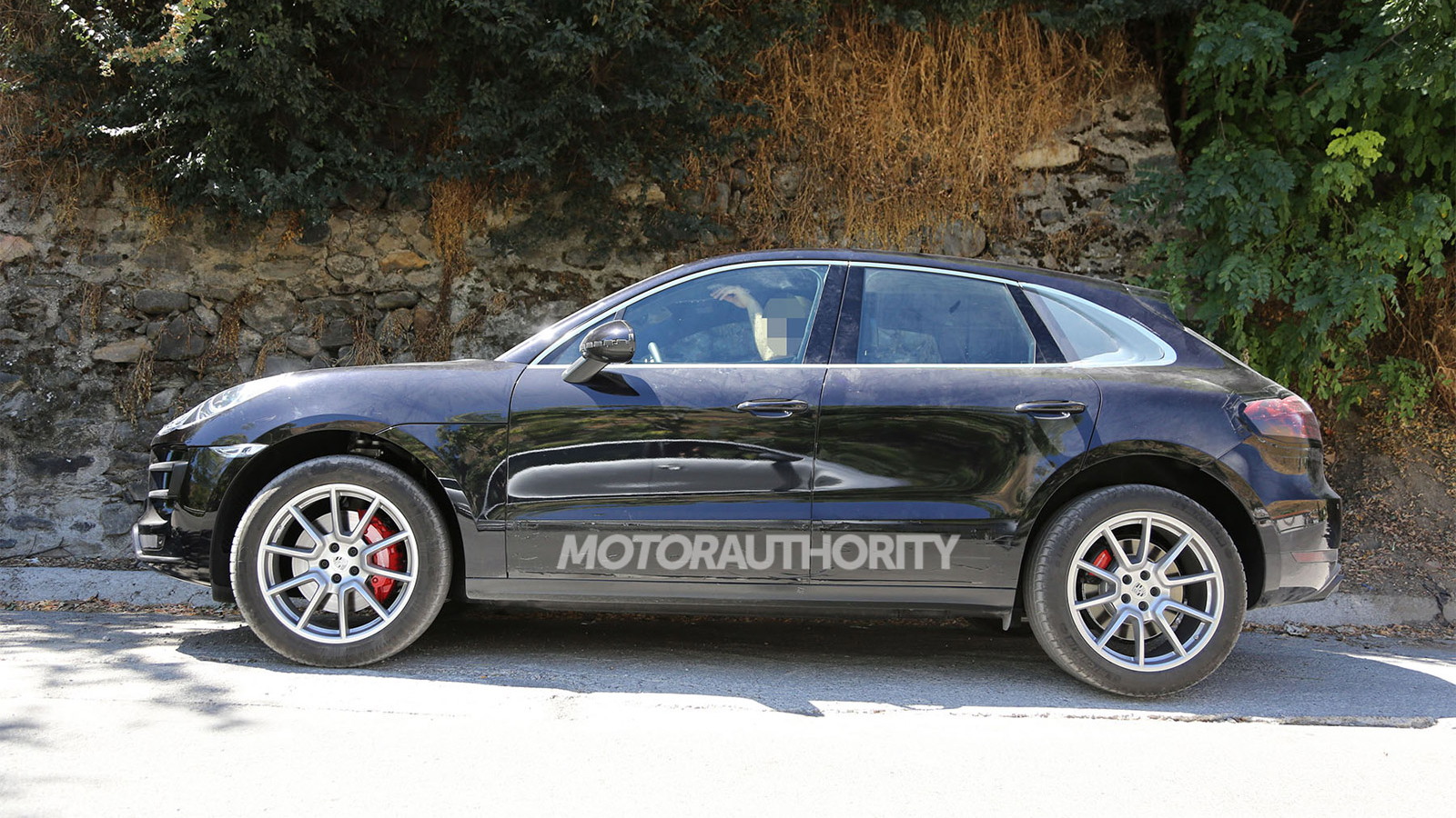 2015 Porsche Macan Turbo spy shots
