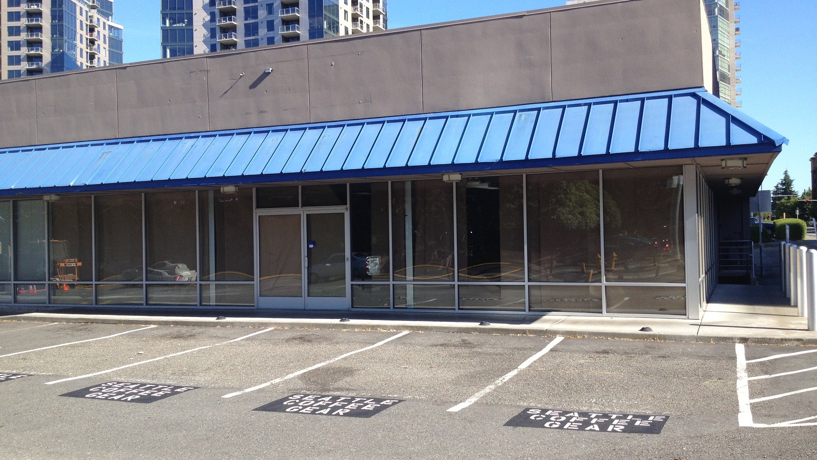 Former Fisker of Bellevue, Washington, dealership, closed as of July 2013 [photo: Brian Henderson]