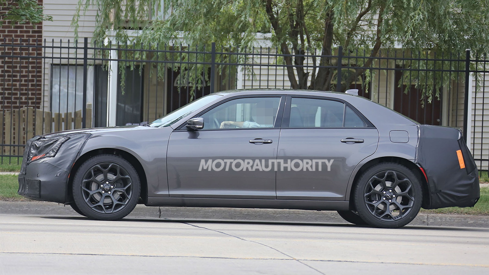 2015 Chrysler 300 facelift spy shots
