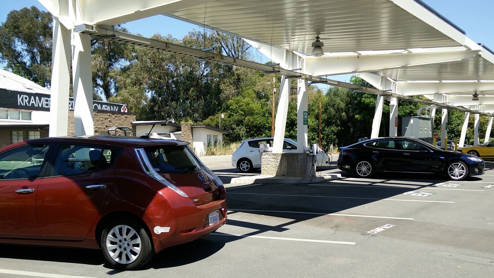 Sacramento Municipal Utility District electric car DC fast-charging site, Jun 2015  [George Parrott]