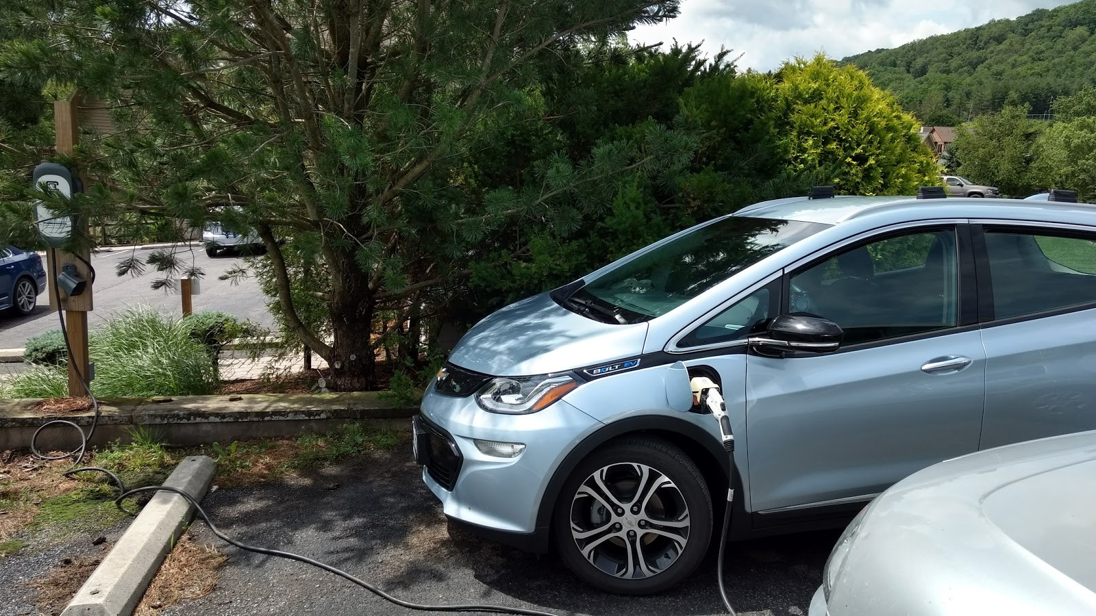  Free Level 2 charging for Chevy Bolt EV at Lake Pointe Inn, McHenry, Maryland  [image: Brian Ro]