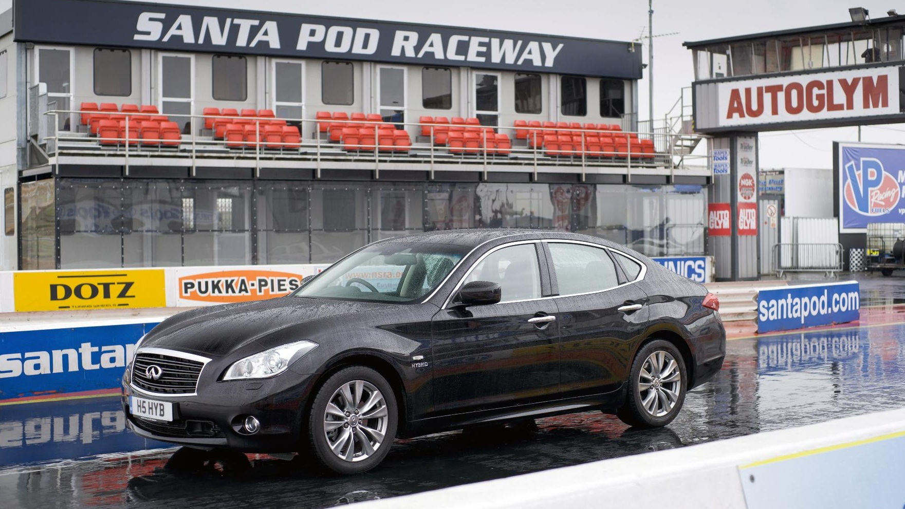 2012 Infiniti M35h sets Guinness record for quickest hybrid 