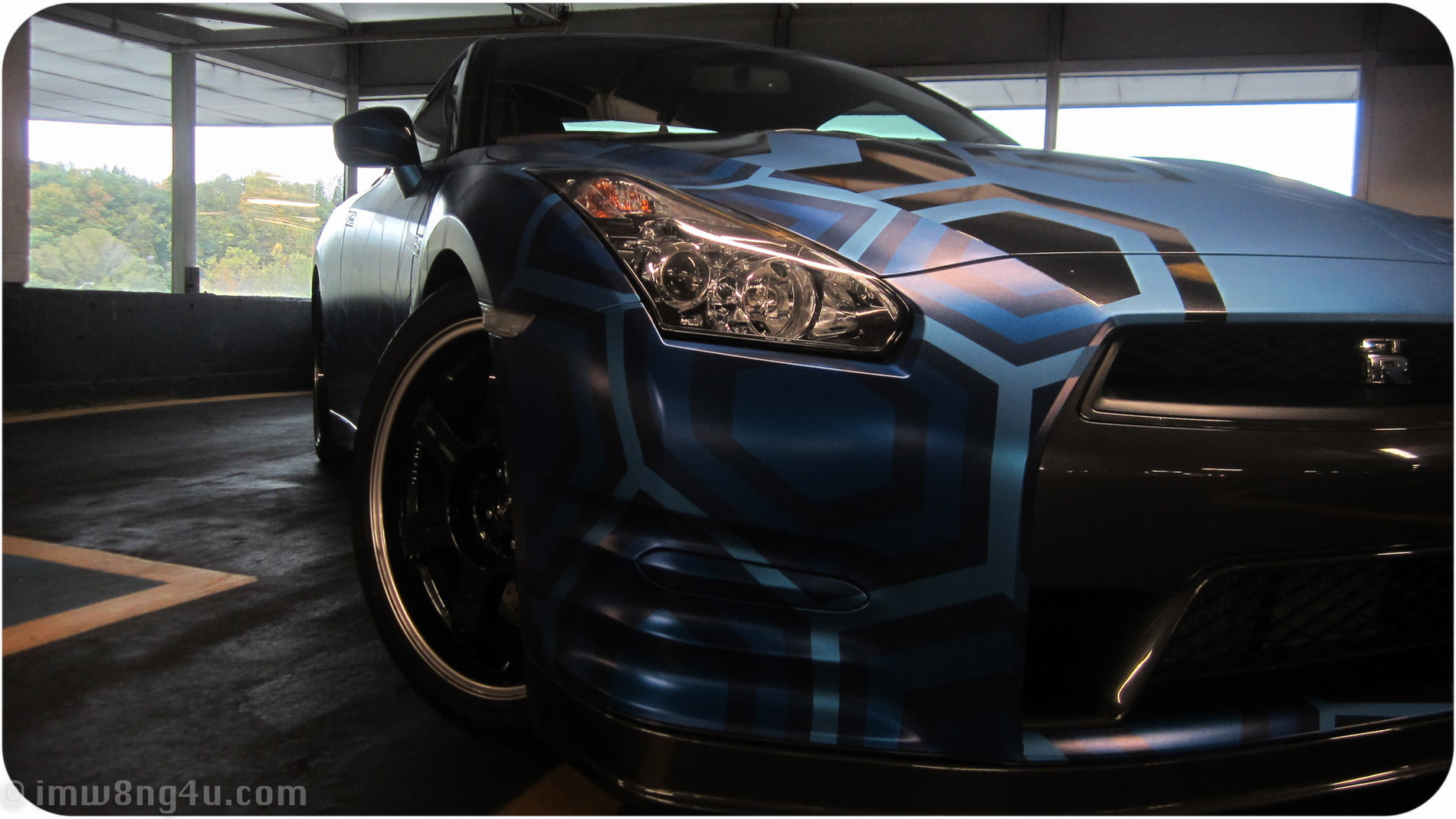 IMW8NG4U 3D-wrapped Nissan GT-R