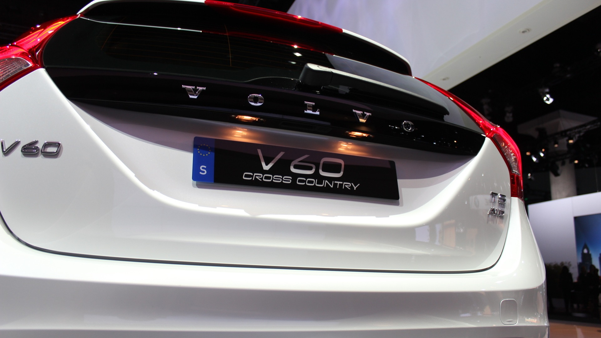 2015 Volvo V60 Cross Country  -  2014 Los Angeles Auto Show live photos