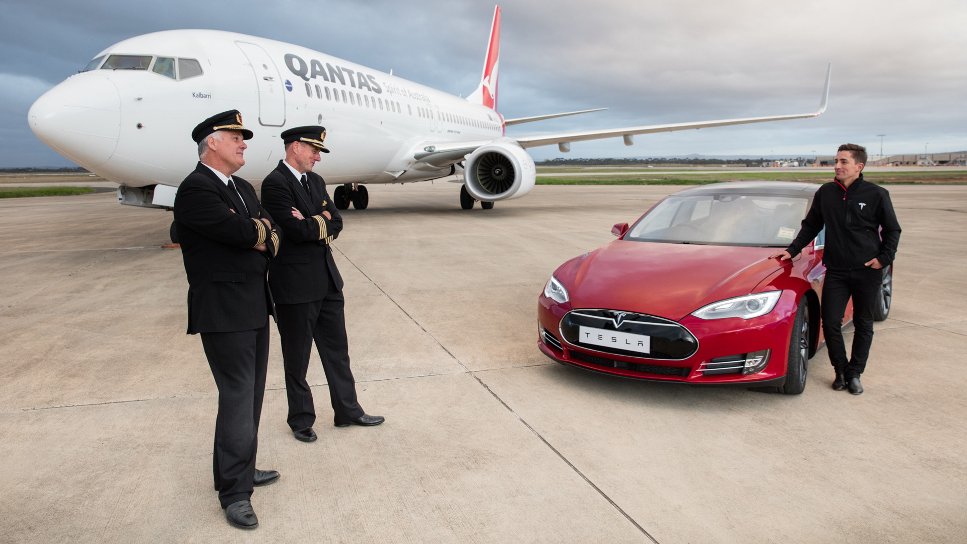 2016 Tesla Model S P90D and Boeing 737 drag race