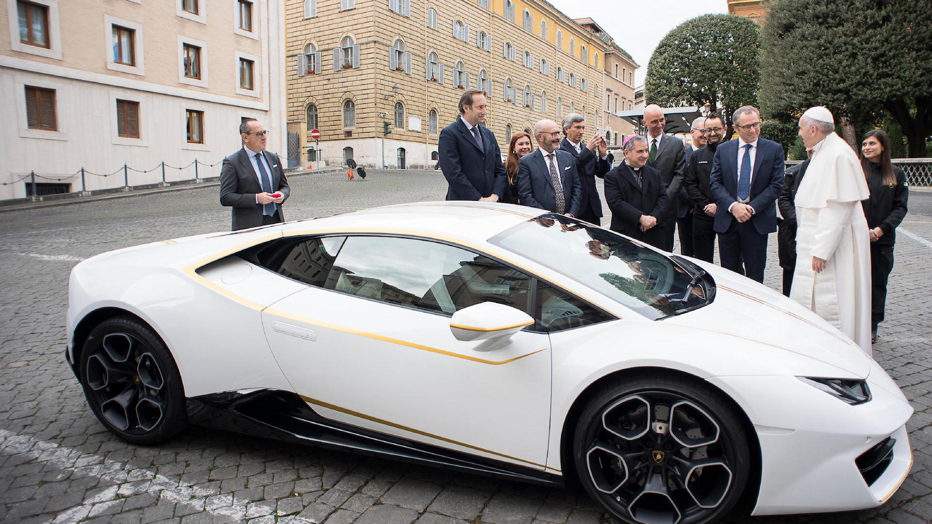 Special Lamborghini Huracán donated to Pope Francis for charity