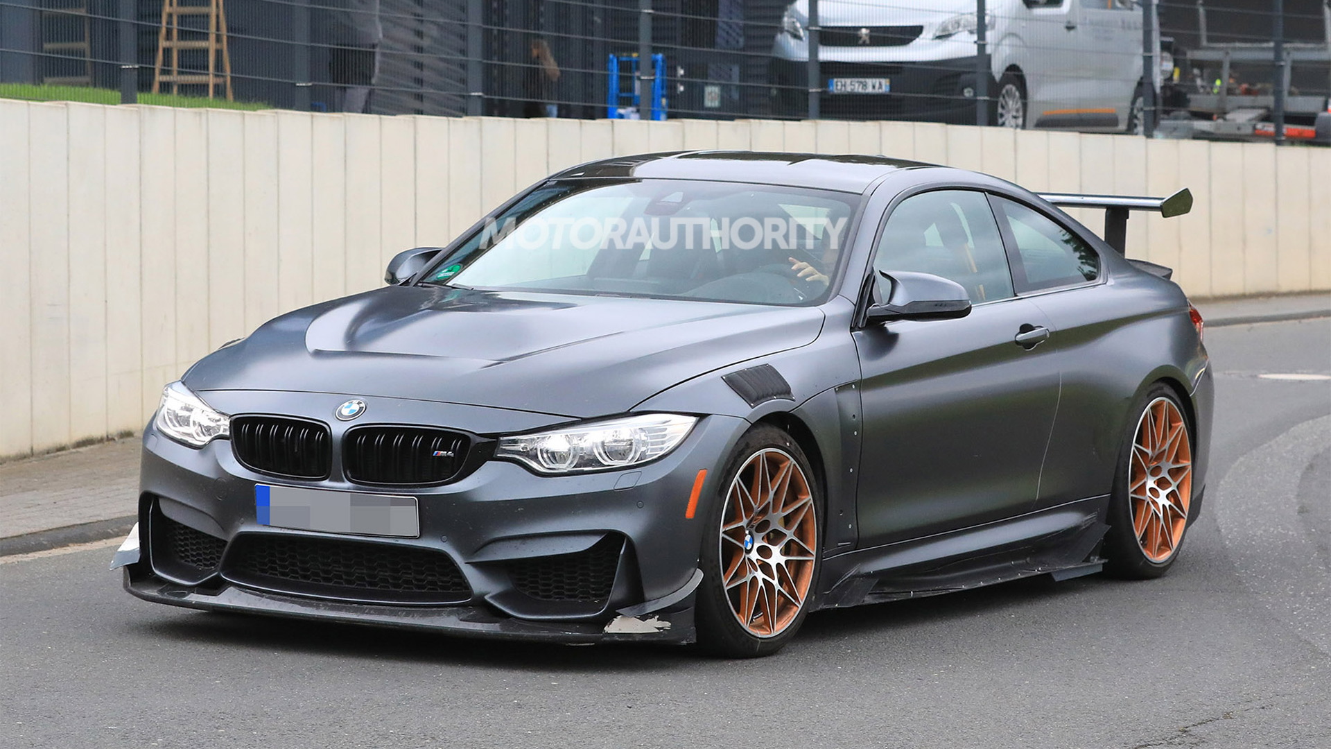 Spy shots and video of possible BMW M4 CSL