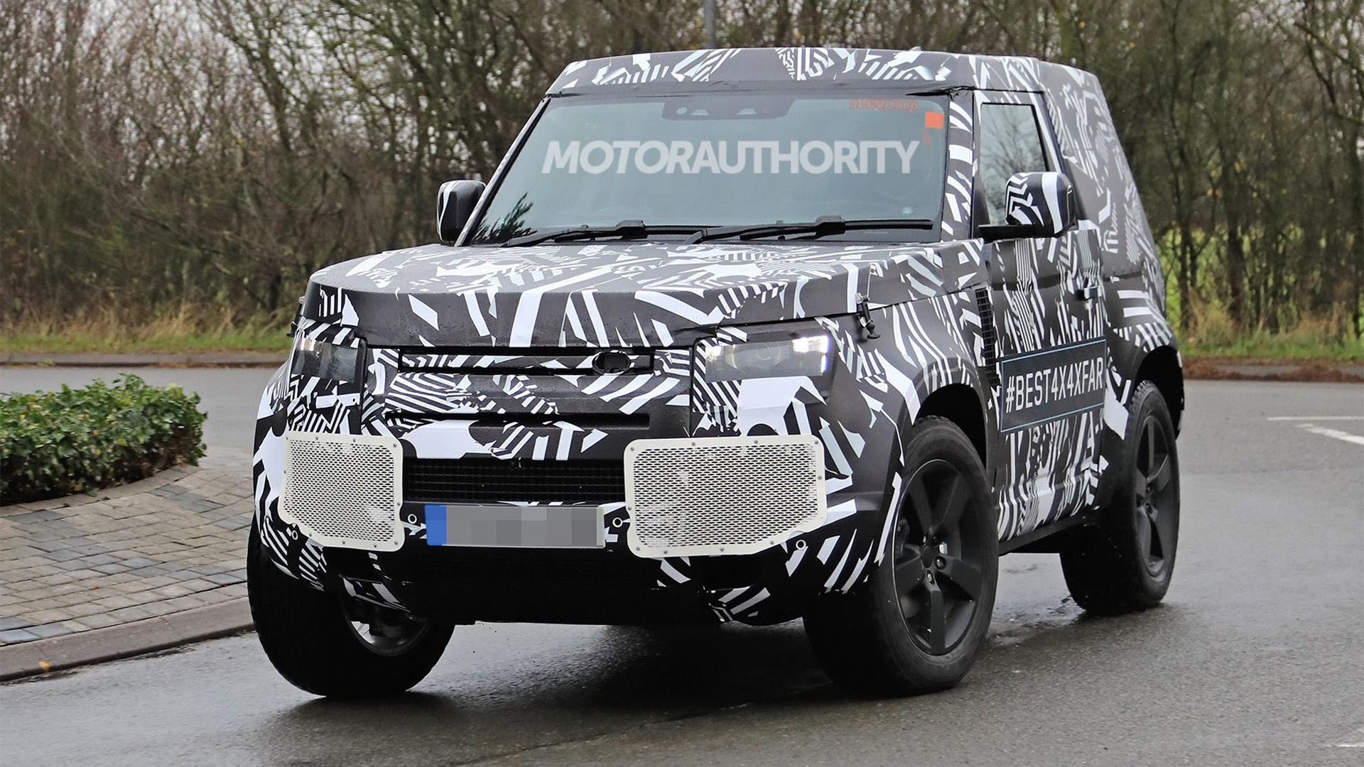 2020 Land Rover Defender 3-door spy shots - Image via S. Baldauf/SB-Medien