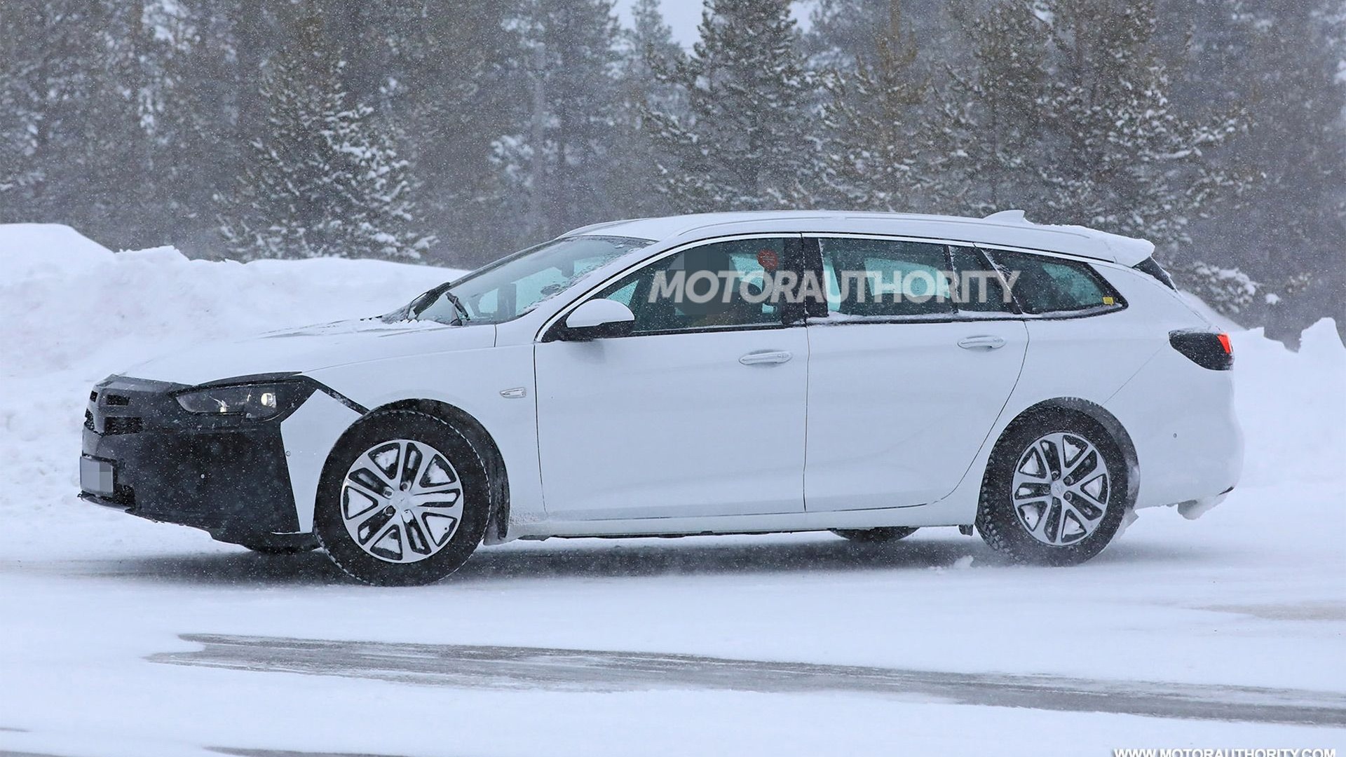 2020 Opel Insignia Sports Tourer facelift spy shots - Image via S. Baldauf/SB-Medien