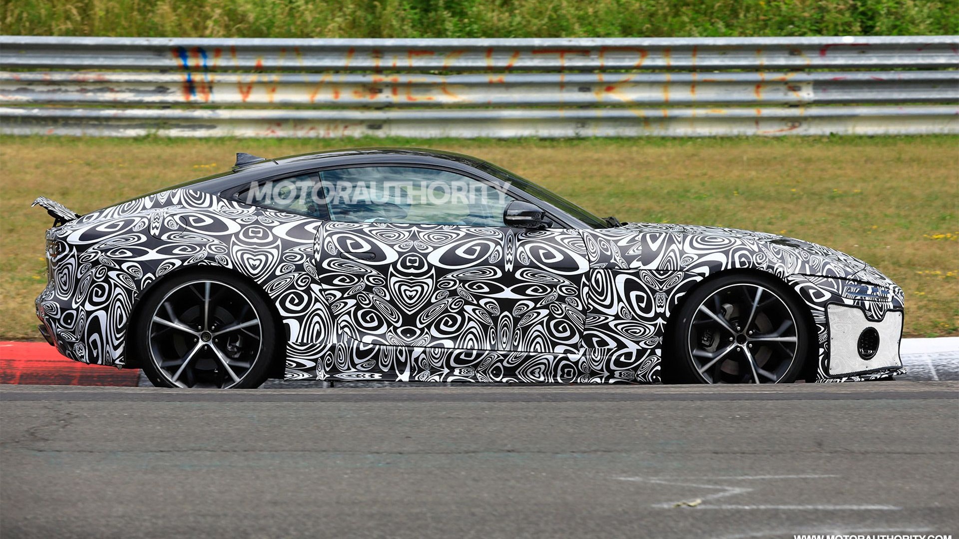 2021 Jaguar F-Type spy shots and video