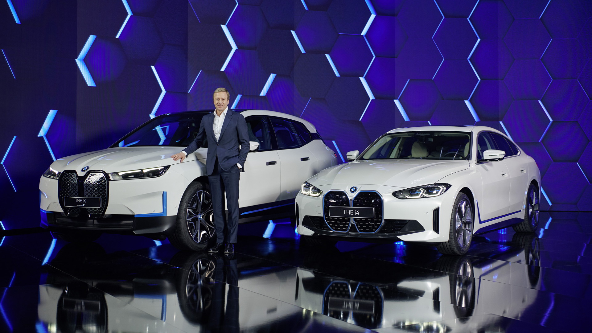 BMW Group CEO Oliver Zipse with the 2022 BMW iX and i4