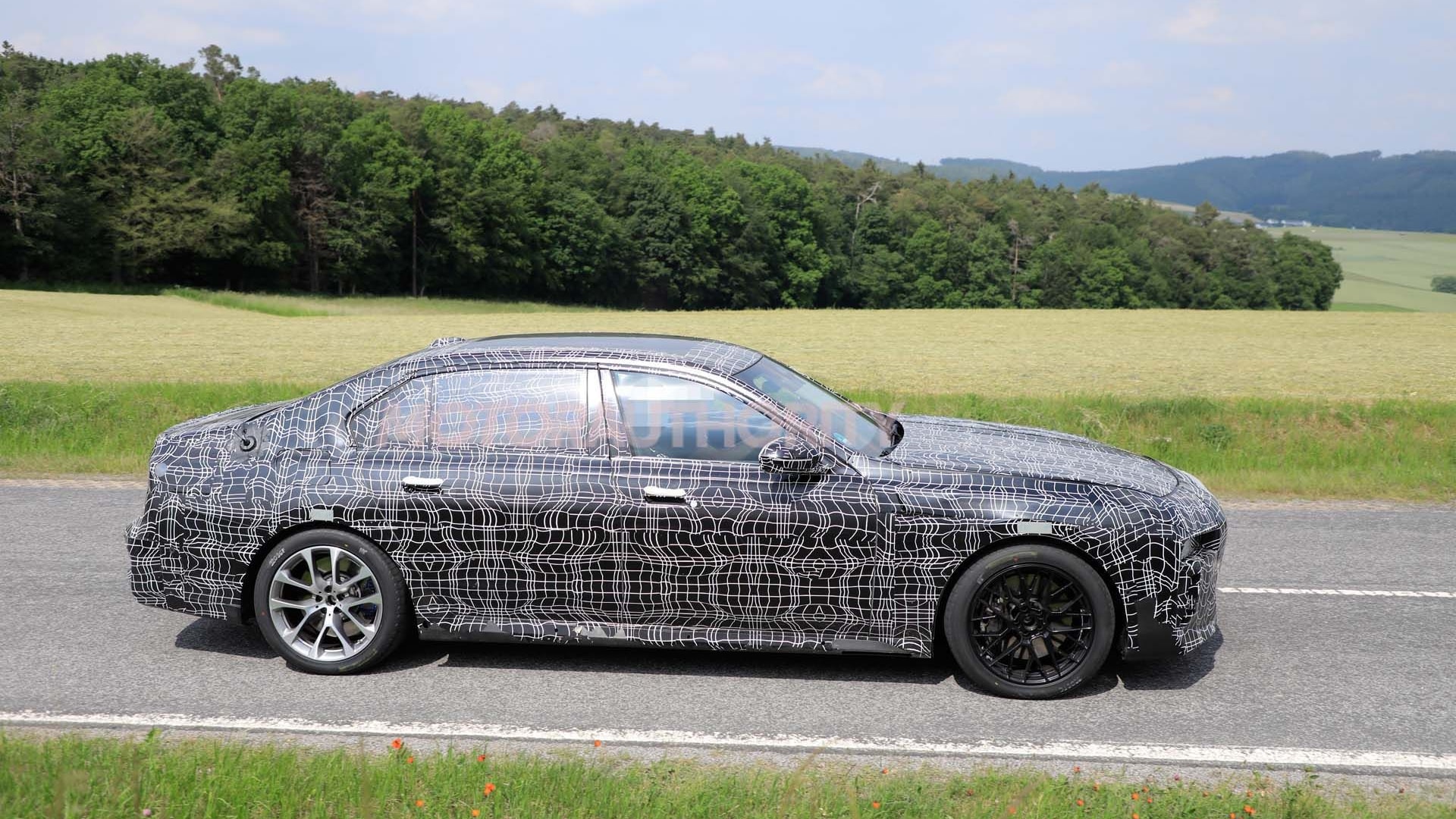 2023 BMW 7-Series spy shots and video: Redesigned flagship sedan takes