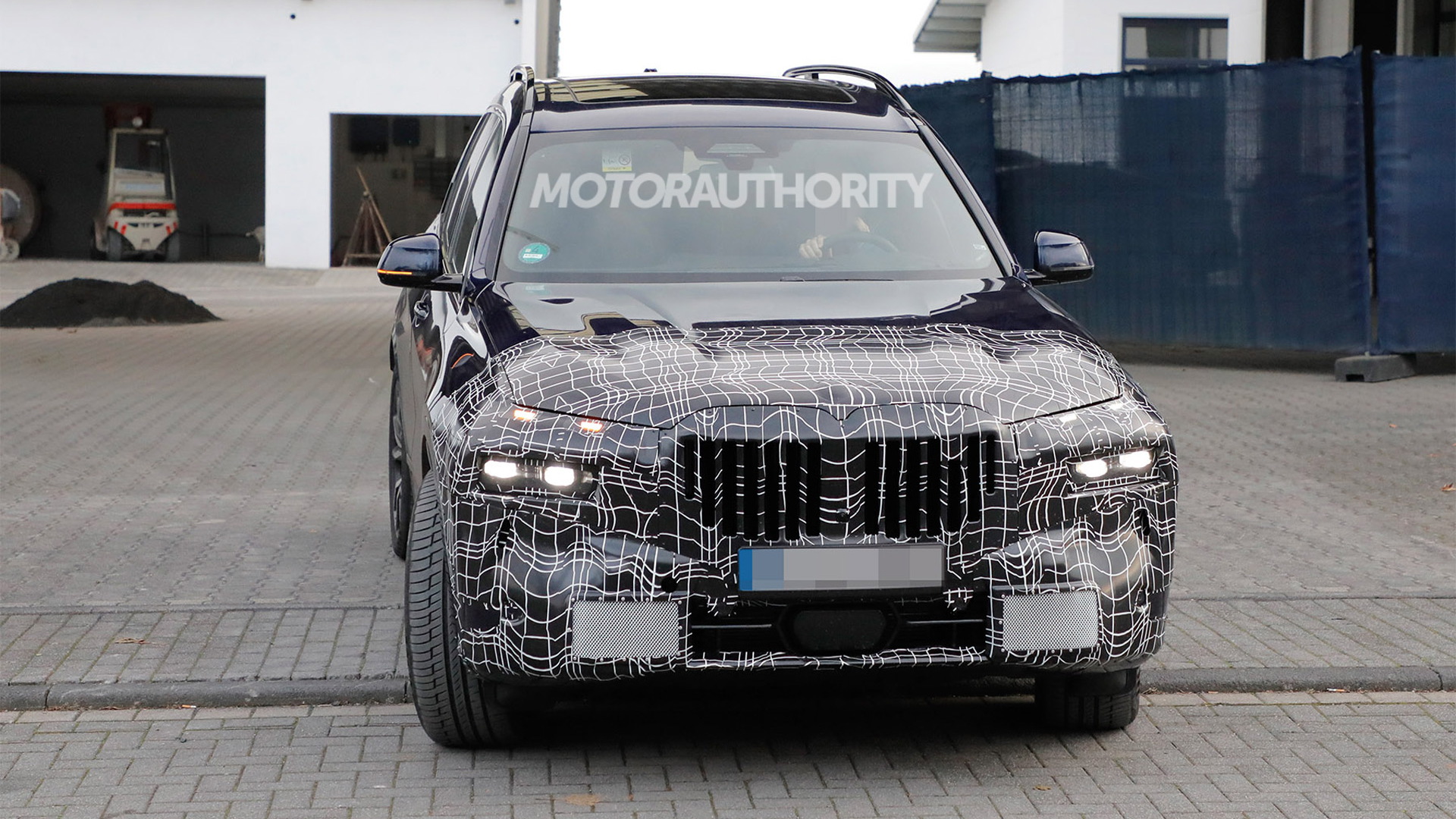 2023 BMW X7 facelift spy shots - Photo credit: S. Baldauf/SB-Medien