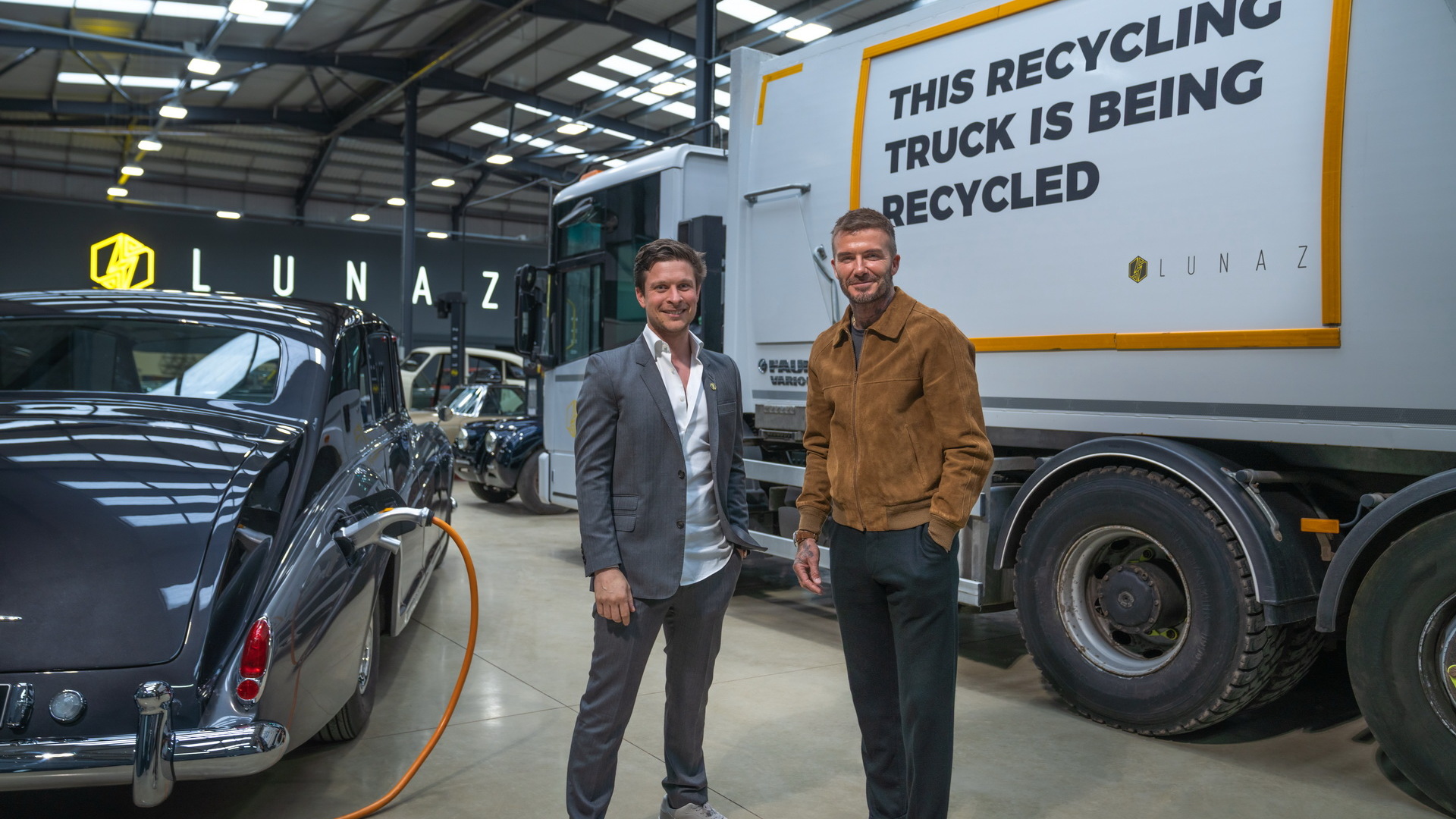 Lunaz upcycled recycling truck  -  based on Mercedes-Benz Econic garbage truck