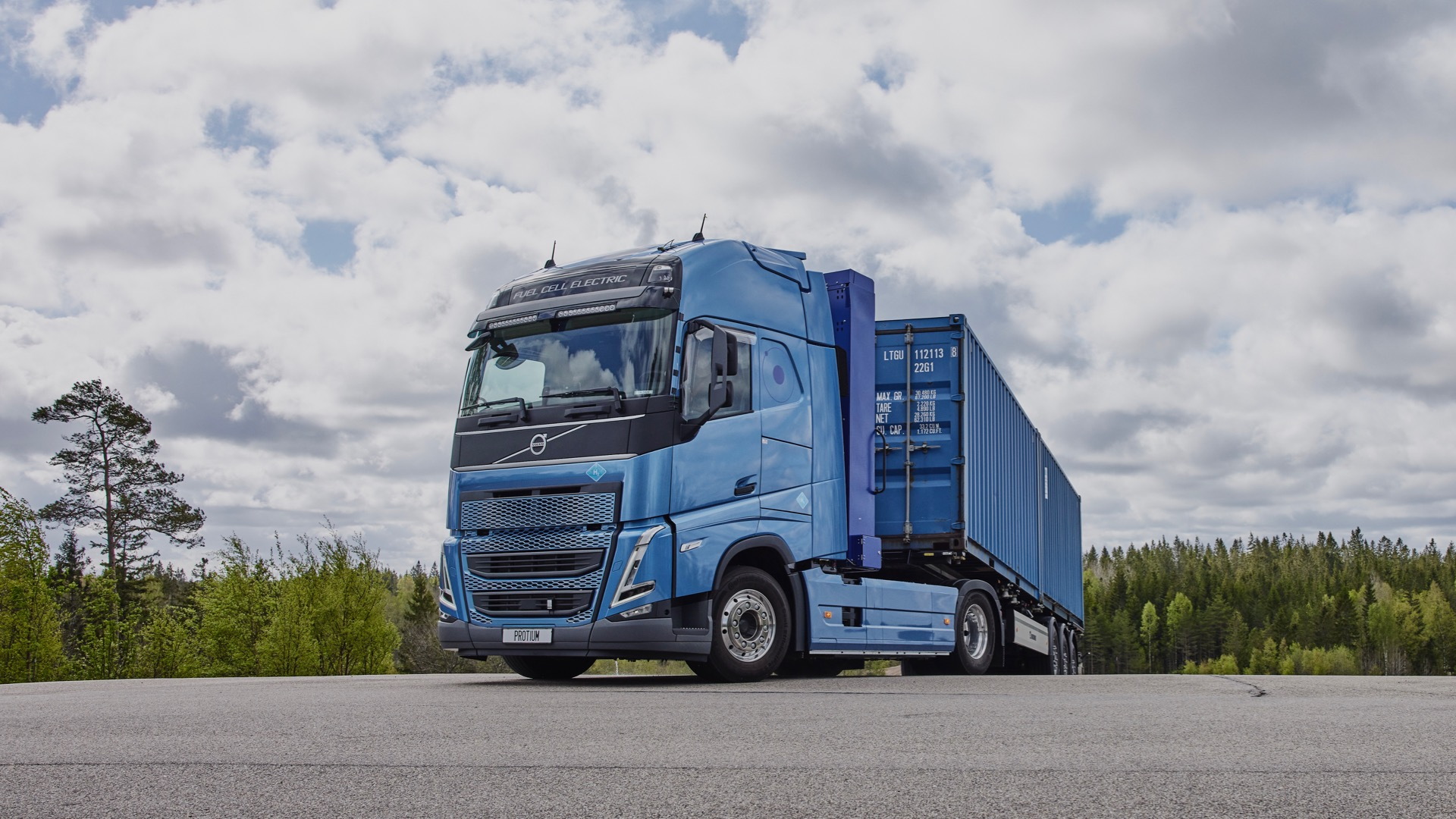 Volvo FH hydrogen fuel-cell semi truck