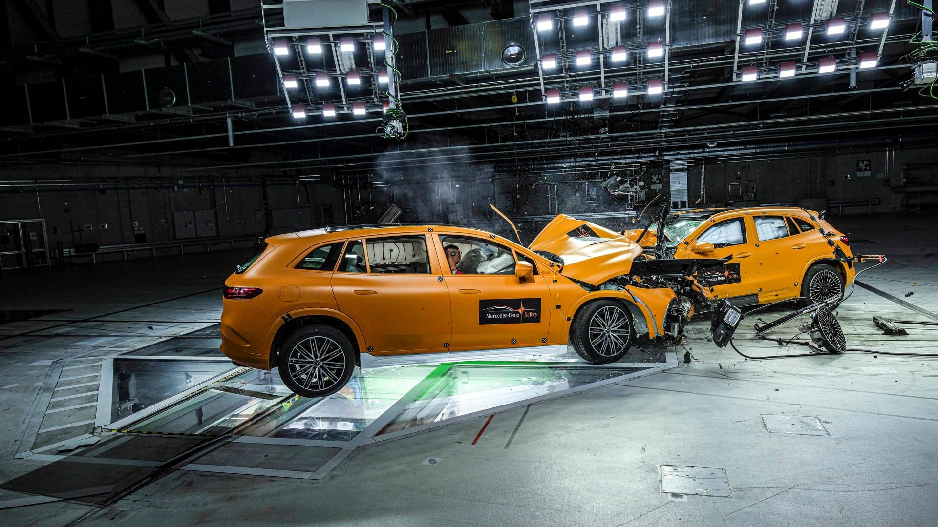 Mercedes-Benz EQS SUV and EQA crash test
