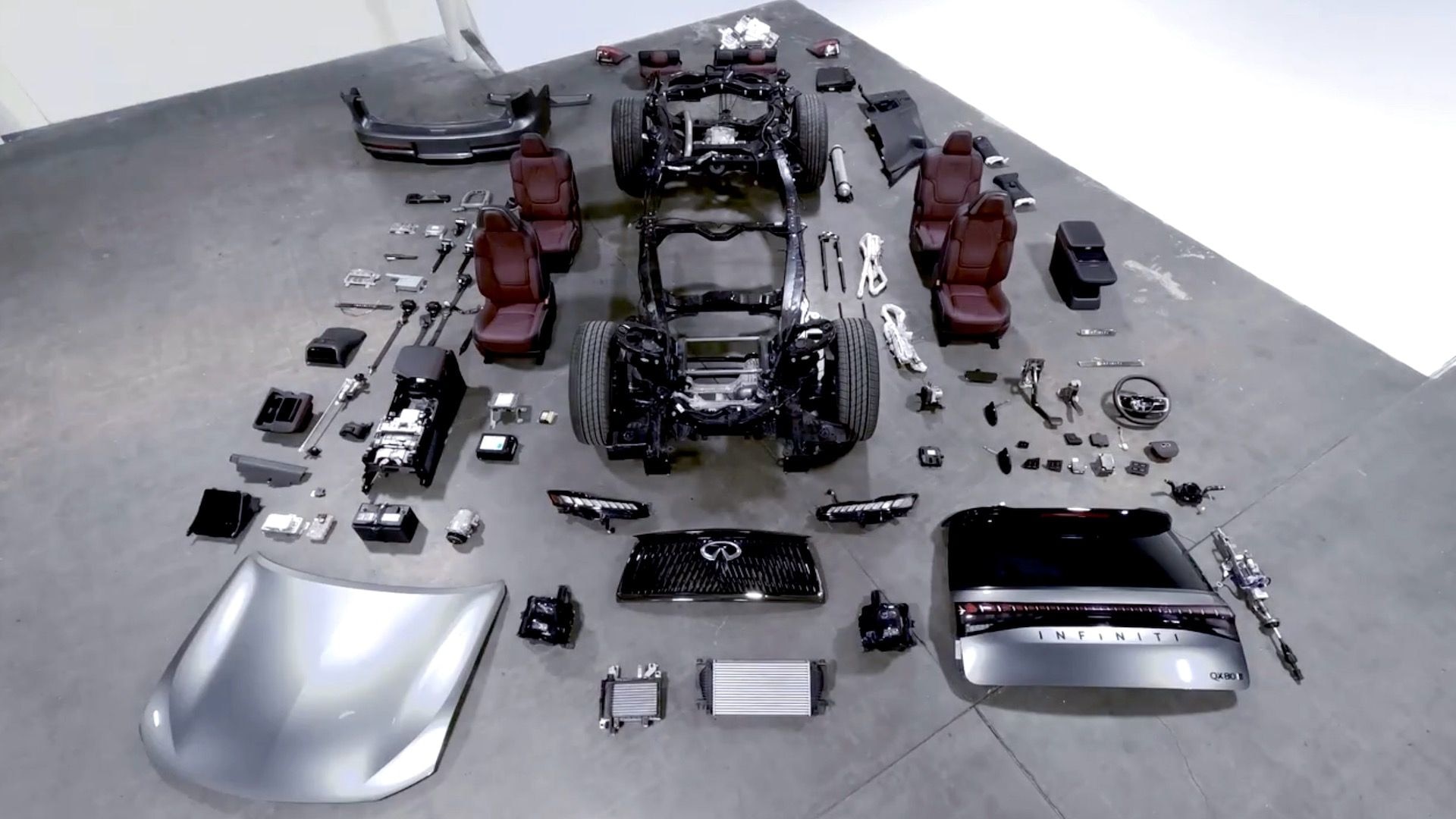 2025 Infiniti QX80 disassembled for its unveiling