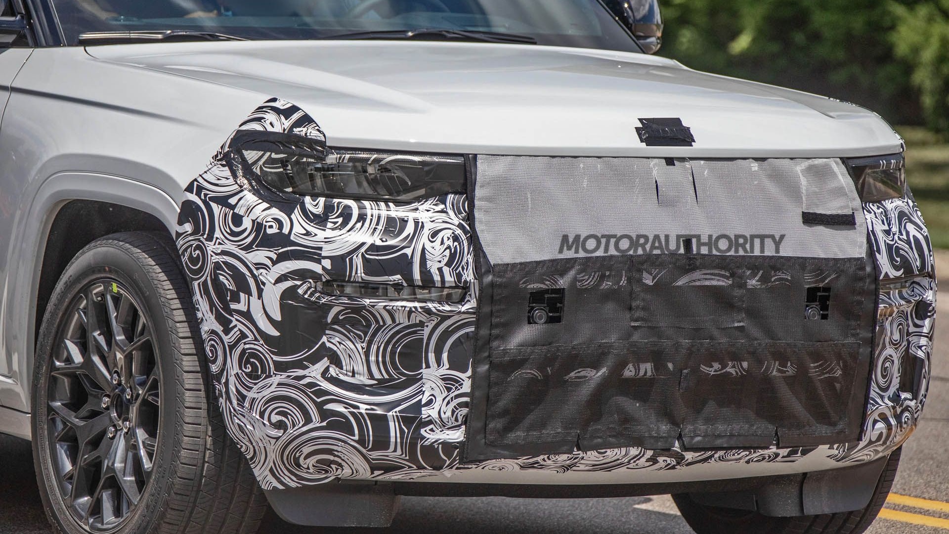 2026 Jeep Grand Cherokee spy shots