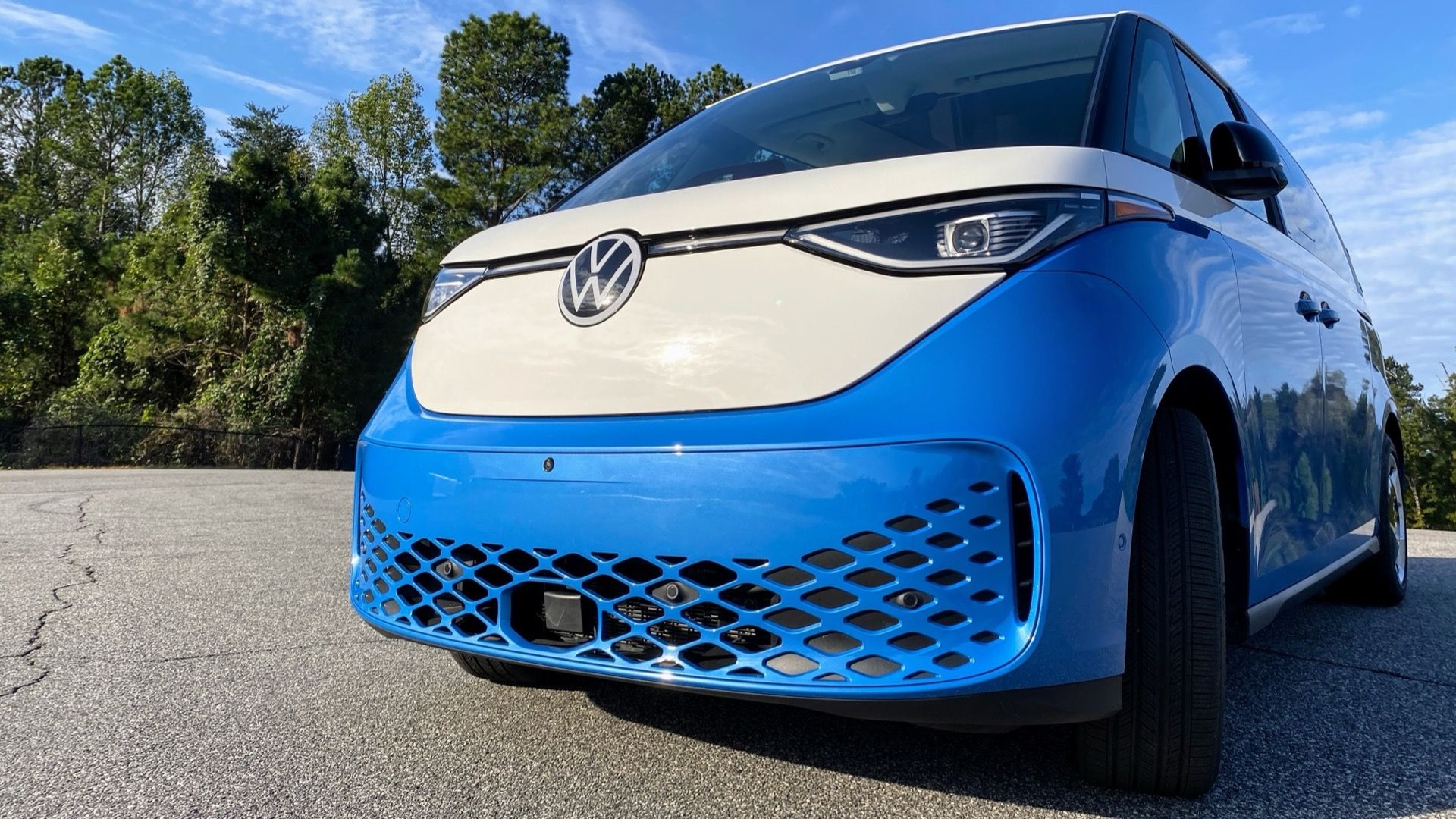 Review 2025 Volkswagen ID.Buzz tags nostalgia, reups minivans