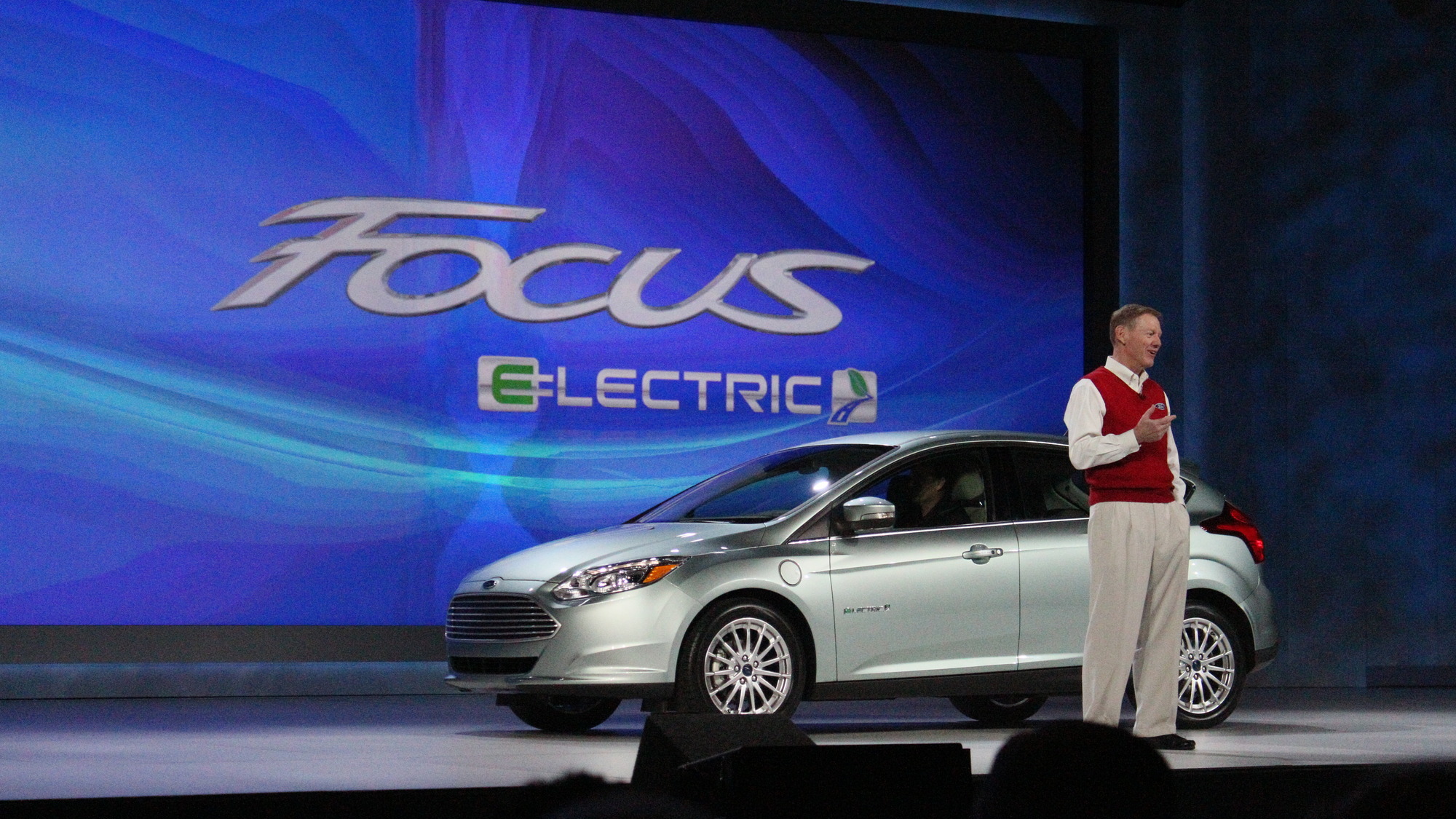 video 2012 ford focus electric live unveiling at 2011 detroit auto show