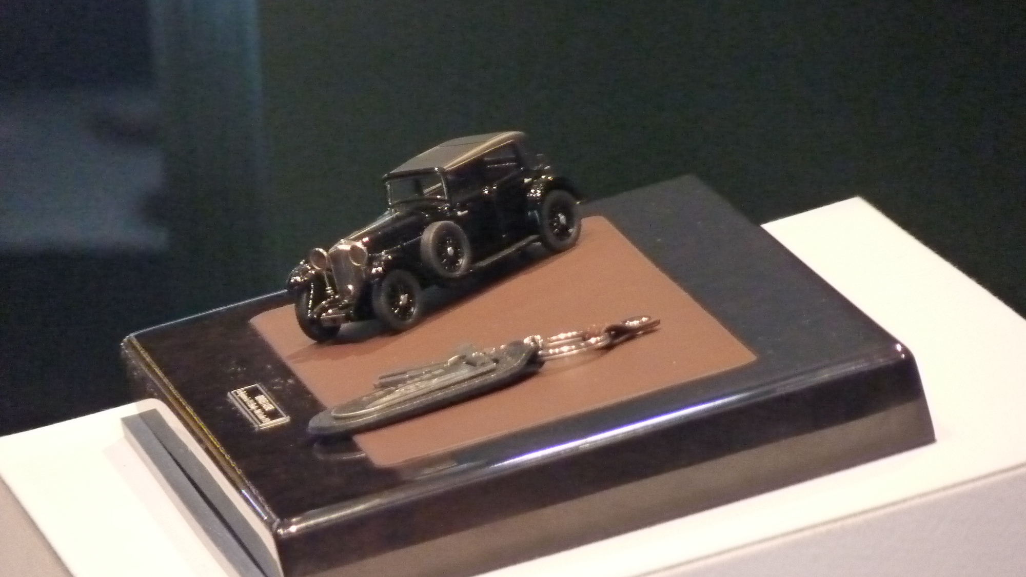 1930 Bentley 8-litre saloon scale model