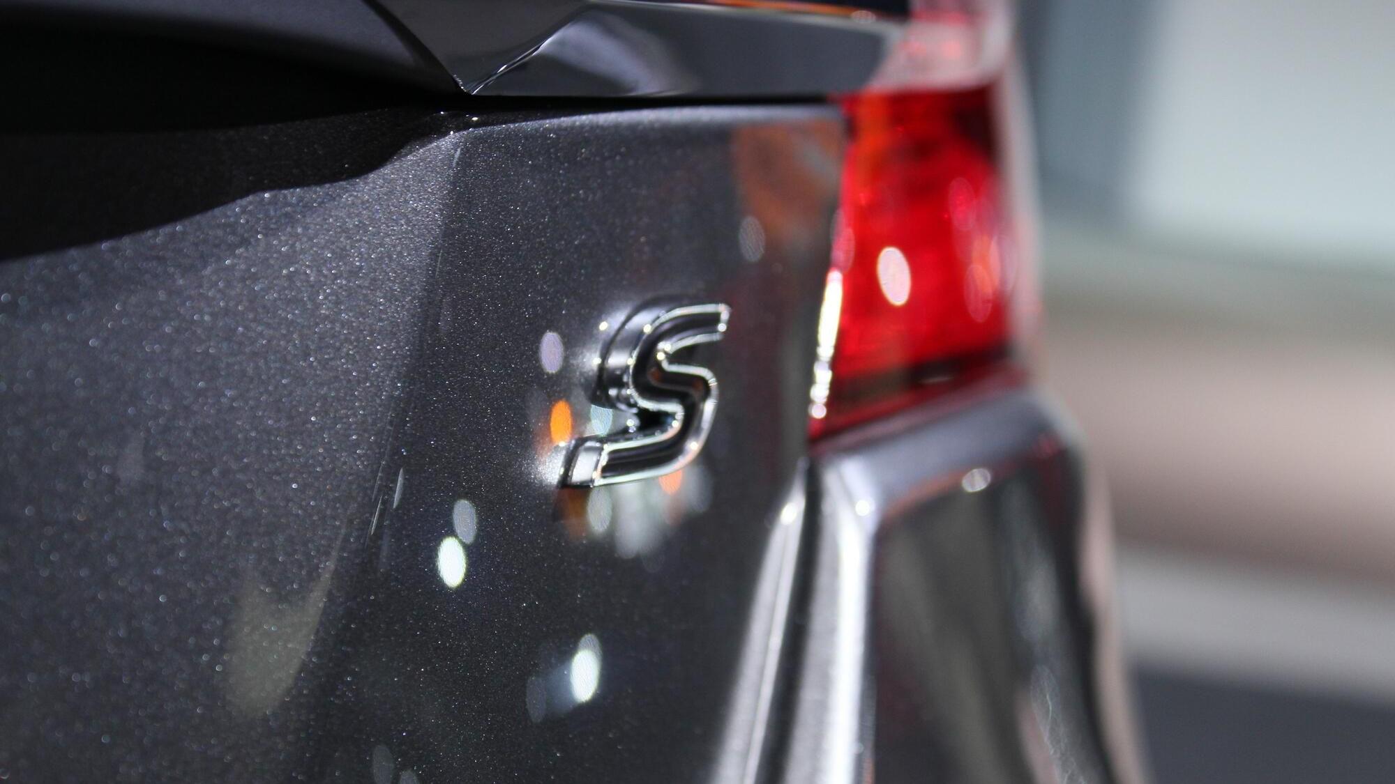 2011 Chrysler 200 S Sedan live photos