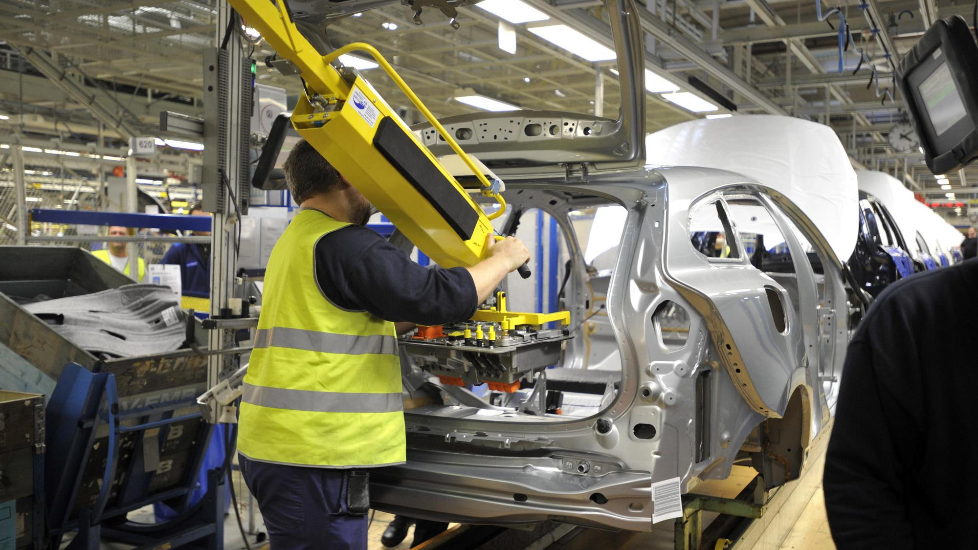 2013 Volvo V60 Plug-in Hybrid enters production