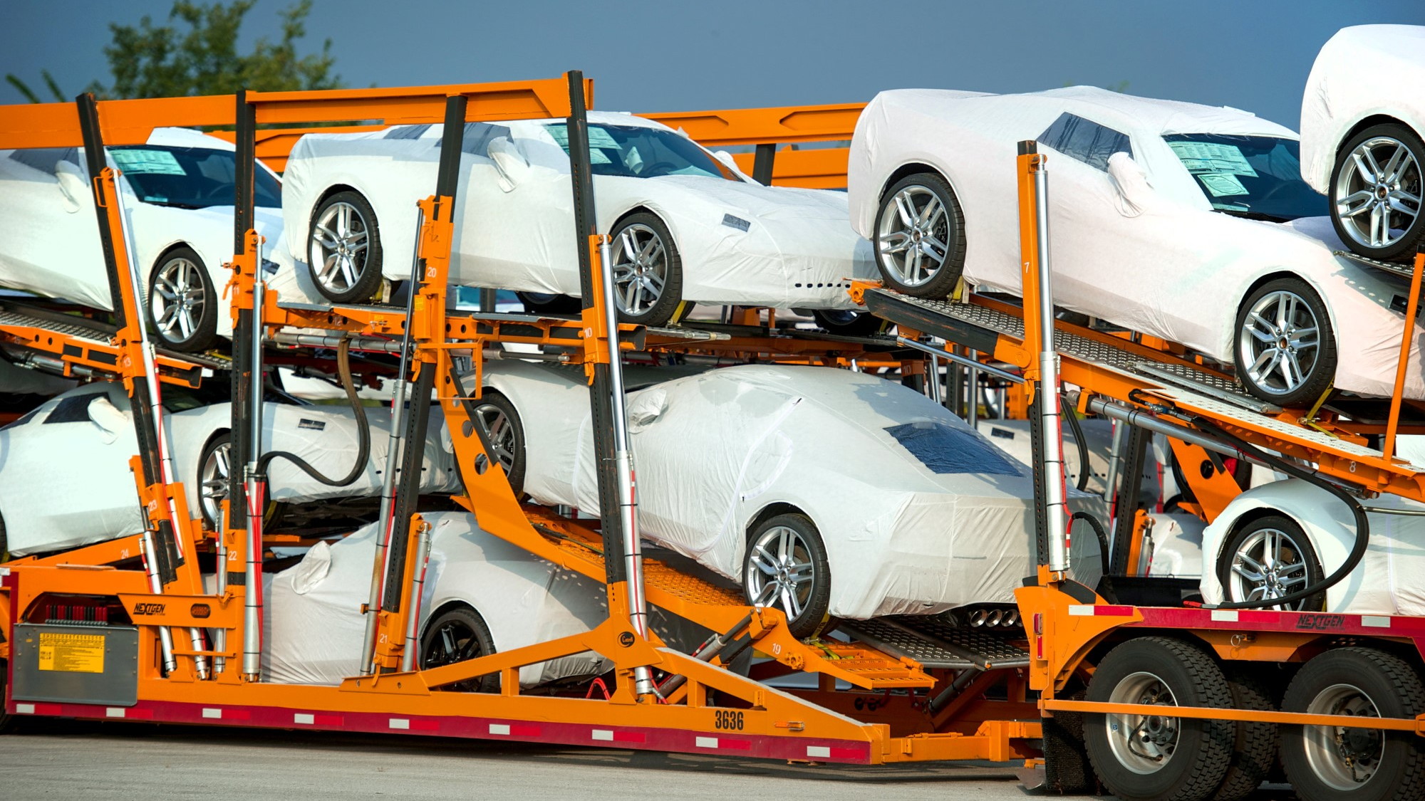 2014 Chevrolet Corvette Stingray begins shipments to dealers