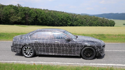 2023 BMW 7-Series spy shots and video: Redesigned flagship sedan takes