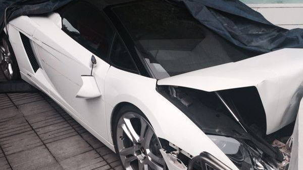 Lamborghini Gallardo Spyder crashed by hotel valet. Image via BigBoyToyz. 