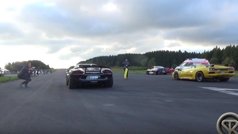 Porsche 918 Spyder vs Lamborghini Diablo VT
