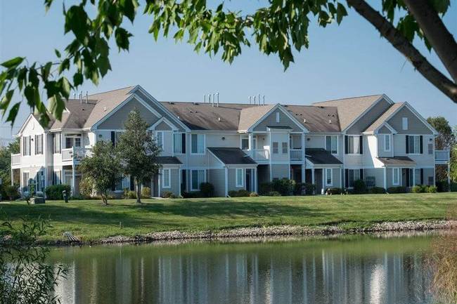 Farmington Lakes Apartments - 202 Reviews | Oswego, IL Apartments for